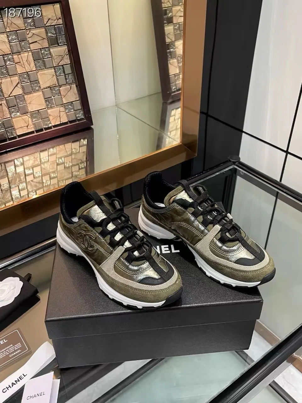 👟👟Ex-factory price 600👟👟Chanel Chanel 25SS latest white shoes, casual sports shoes, skate shoes, original purchase, development and production. Xiaoxiang C’s counter is another super hot model, loved by Internet celebrity bloggers and ladies, various praises on social platforms, super popular, high quality, breathable and super spring and summer. Seeing this issue always arouses the inner desire of girls for fashion. The latest calfskin material Classic black and white color scheme, fashionable on the feet and easy to care for #Material: Original customized imported cowhide material #Inner lining: Customized soft sheepskin lining #Sole: Original open-molded TPU non-slip outsole #Sole thickness: 2.5CM Size: 35-40 (custom-made size 40 is not returnable)